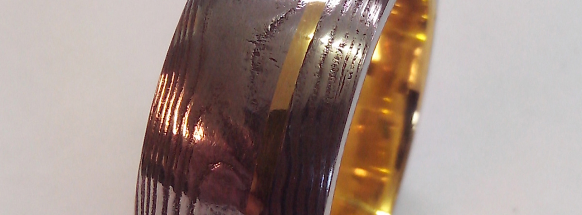 Damaststalen ring met 22kt.goud_..jpg