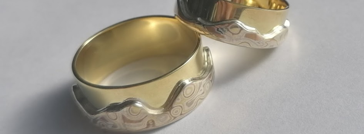 Mokume-gane-trouwringen-18kt-geelgoud.jpg