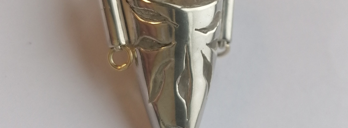 Anonymous-hanger-met-bergkristal.jpg