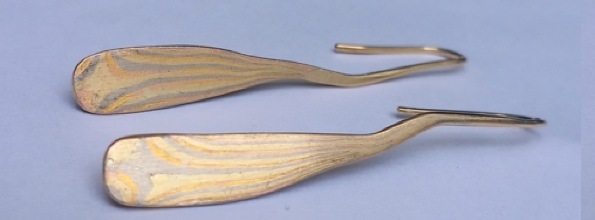 18kt. gouden oorbellen met Mokume-gane