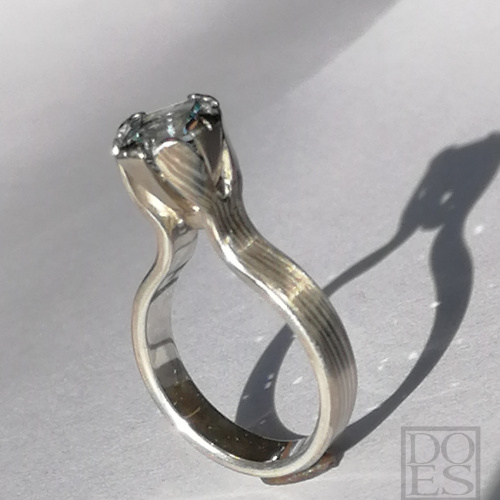 Power-flowerring-whitegold.jpg