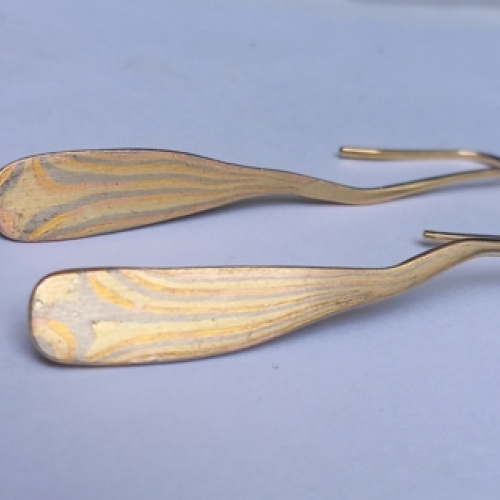 18kt. gouden oorbellen met Mokume-gane