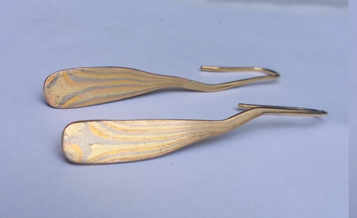 18kt. gouden oorbellen met Mokume-gane